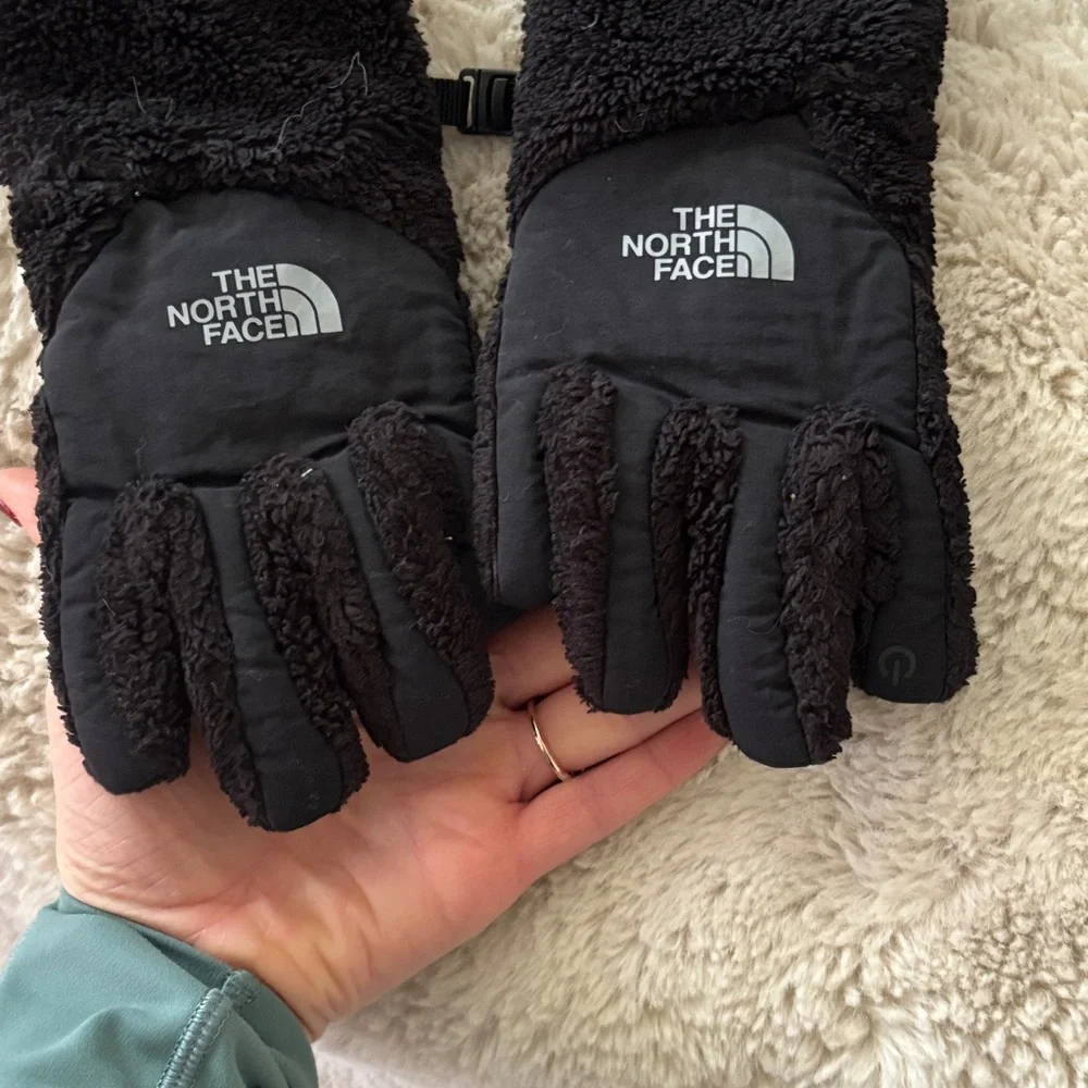 North Face Denali Etip fleece kids gloves in black.